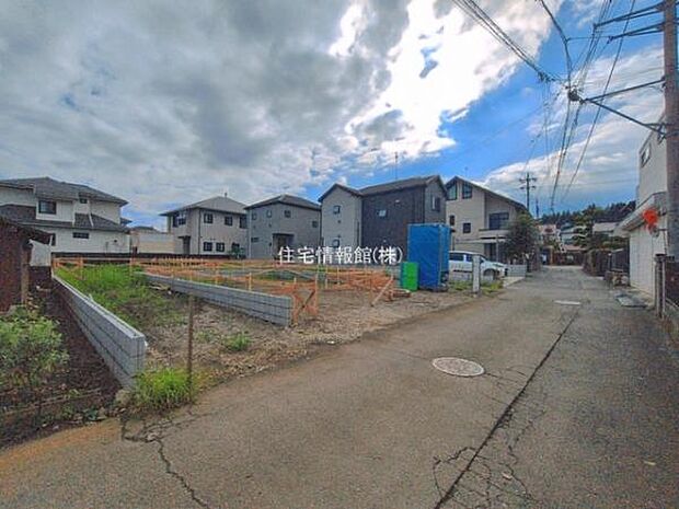 前面道路を含めた現地写真です。