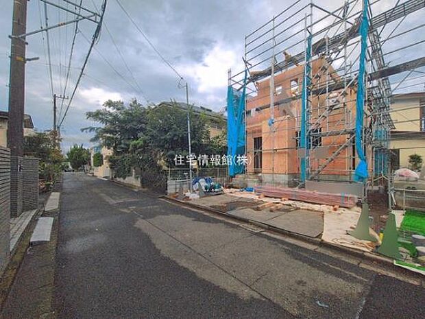 前面道路を含めた現地写真です。
