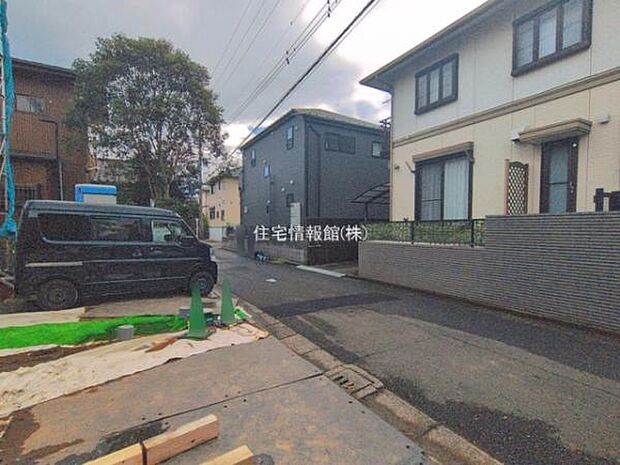 前面道路を含めた現地写真です。