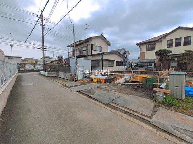 前面道路を含めた現地写真です。