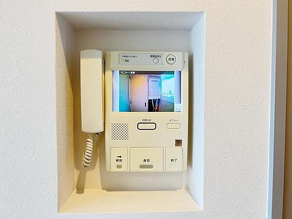 訪問者を確認できるTVモニター付きインターフォンです。