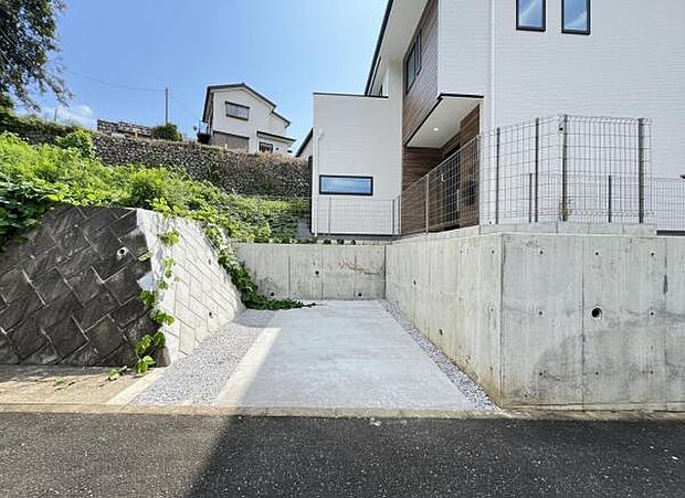 駐車場ももちろん完備しておりますのでお車所有の方にも心強いです。