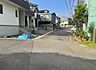外観：前面道路を含めた現地写真です。