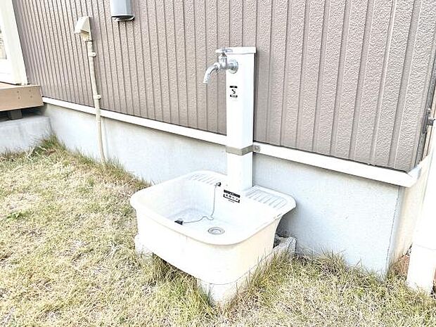 外に水栓があり、水やりなどに便利です