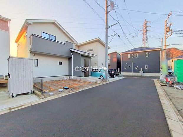 前面道路を含めた現地写真です。