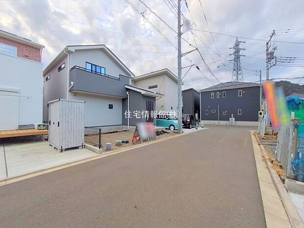 前面道路を含めた現地写真です。