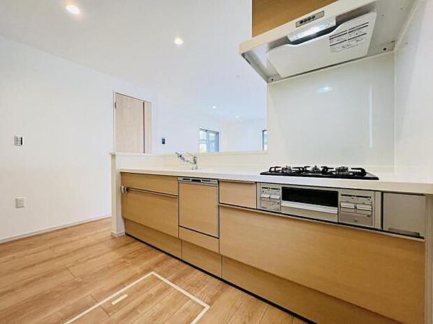 お食事中もキッチンと会話が楽しめるダイニングスペース。