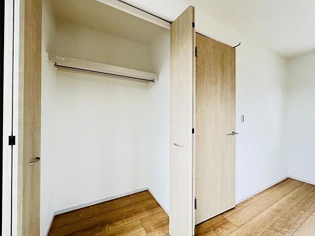 いつでもお部屋をスッキリお使い頂ける収納スペースを設置。