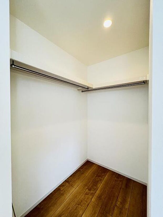 いつでもお部屋をスッキリお使い頂ける収納スペースを設置。