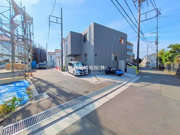 前面道路を含めた現地写真です。