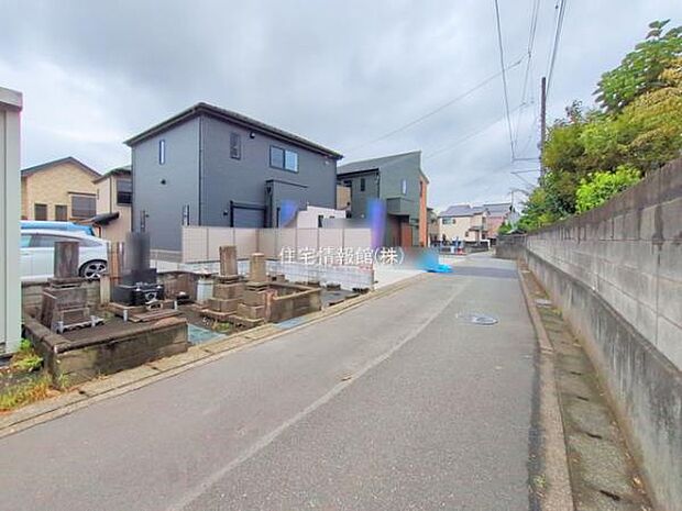 前面道路を含めた現地写真です。