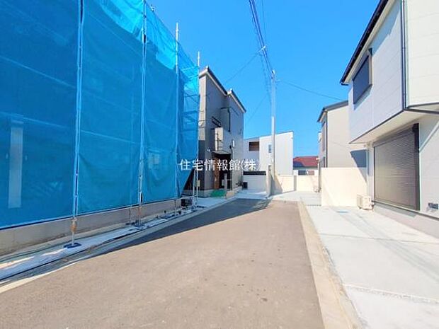 前面道路を含めた現地写真です。