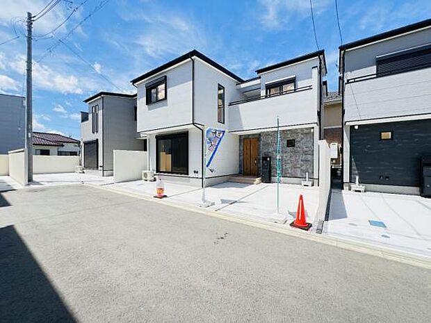 前面道路を含めた現地写真です。