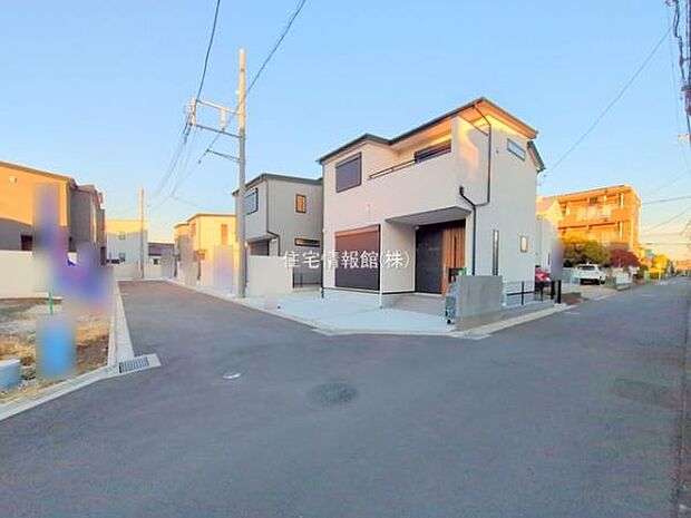 前面道路を含めた現地写真です。