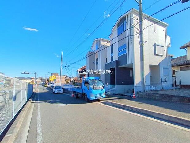 前面道路を含めた現地写真です。