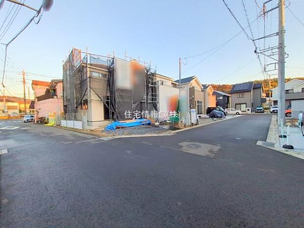 前面道路を含めた現地写真です。