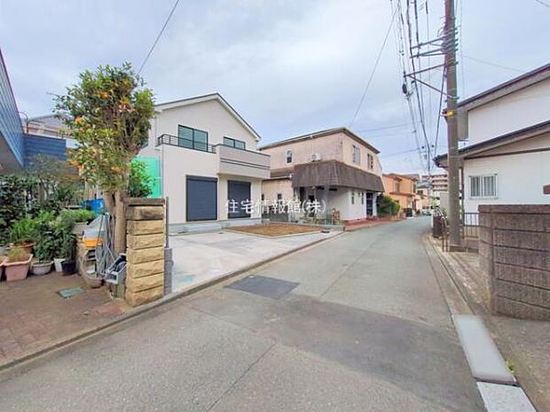 前面道路を含めた現地写真です。