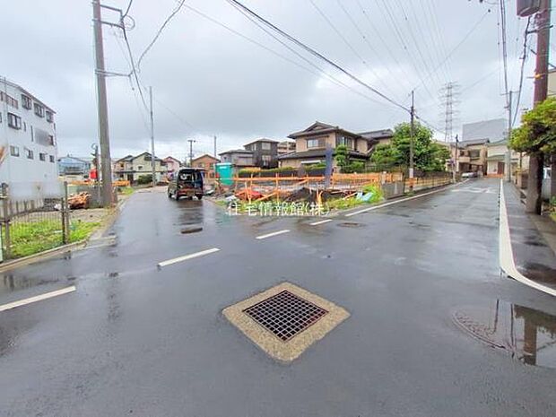 前面道路を含めた現地写真です。