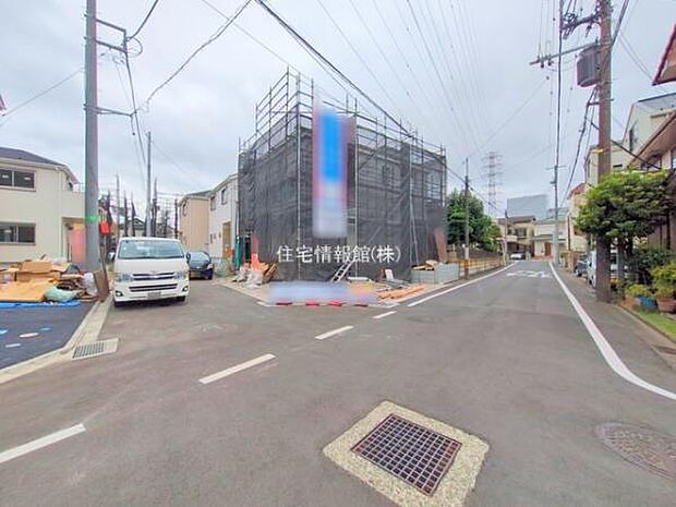 前面道路を含めた現地写真です。