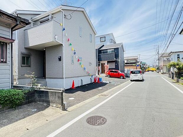 前面道路を含めた現地写真です。