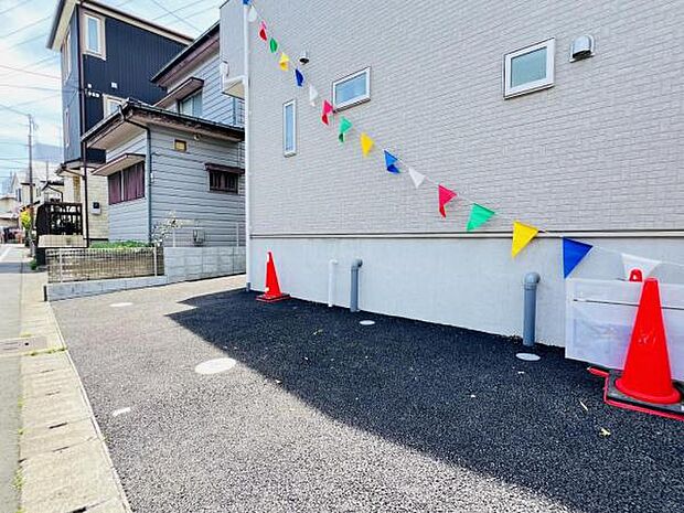 駐車場ももちろん完備しておりますのでお車所有の方にも心強いです。