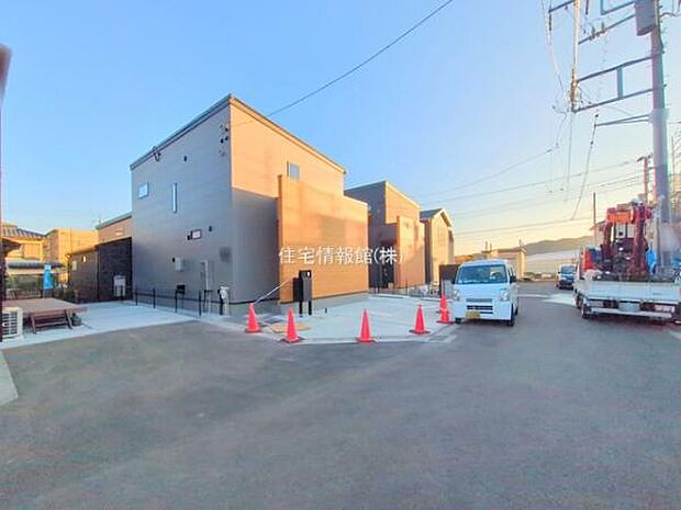 前面道路を含めた現地写真です。