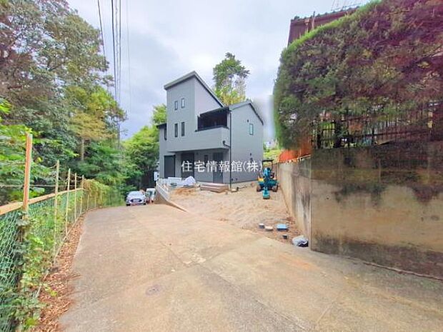 前面道路を含めた現地写真です。