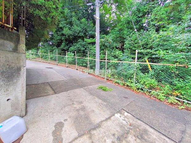 前面道路を含めた現地写真です。