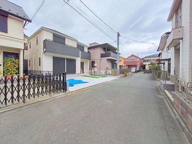 前面道路を含めた現地写真です。