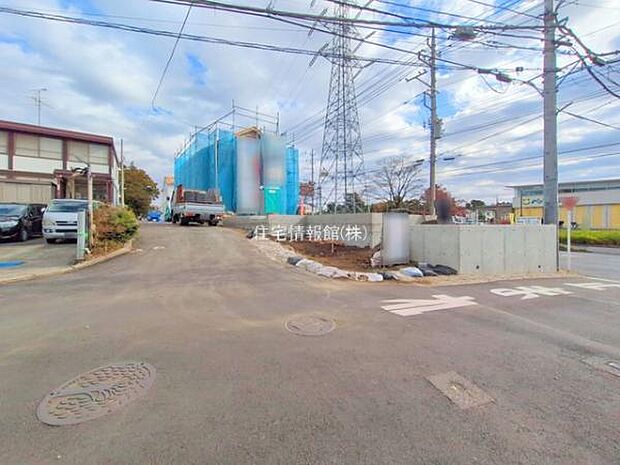 前面道路を含めた現地写真です。