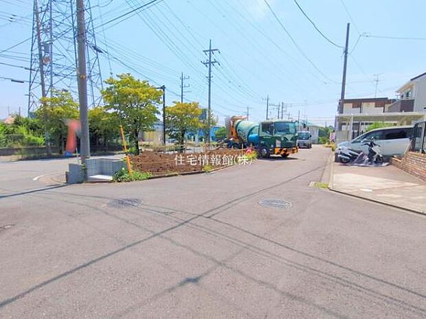 前面道路を含めた現地写真です。