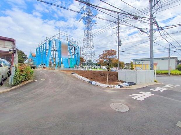 前面道路を含めた現地写真です。