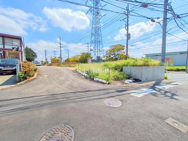 前面道路を含めた現地写真です。