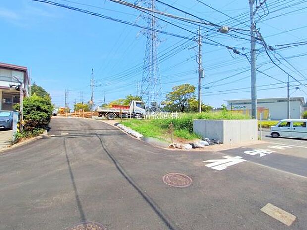 前面道路を含めた現地写真です。