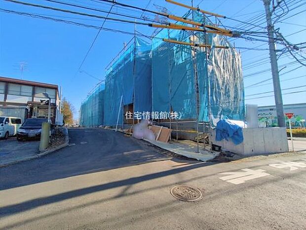 前面道路を含めた現地写真です。