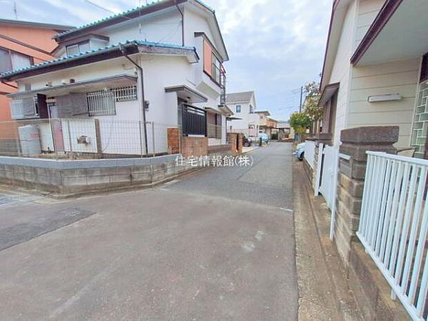 前面道路を含めた現地写真です。