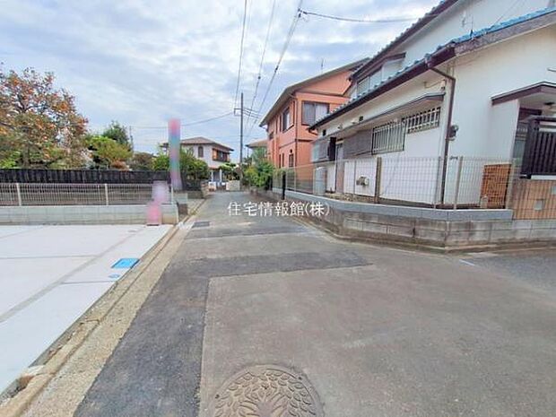 前面道路を含めた現地写真です。