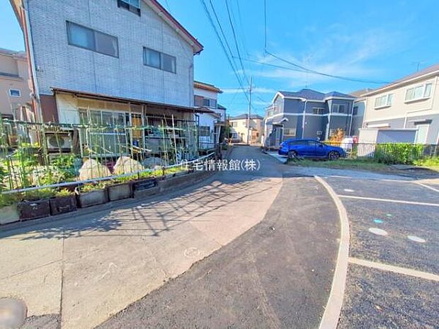 前面道路を含めた現地写真です。