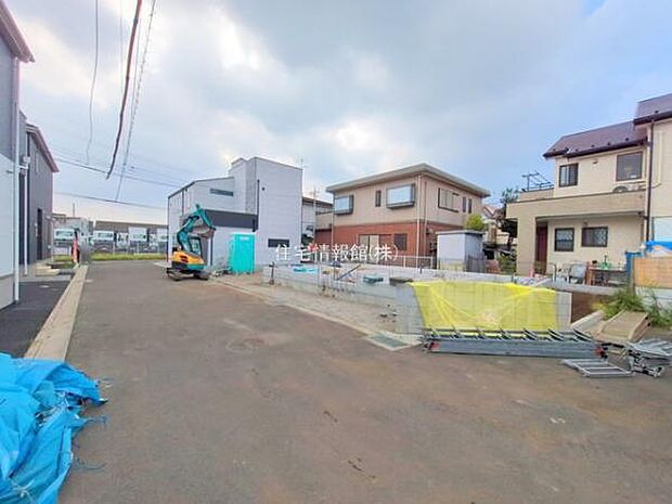 前面道路を含めた現地写真です。