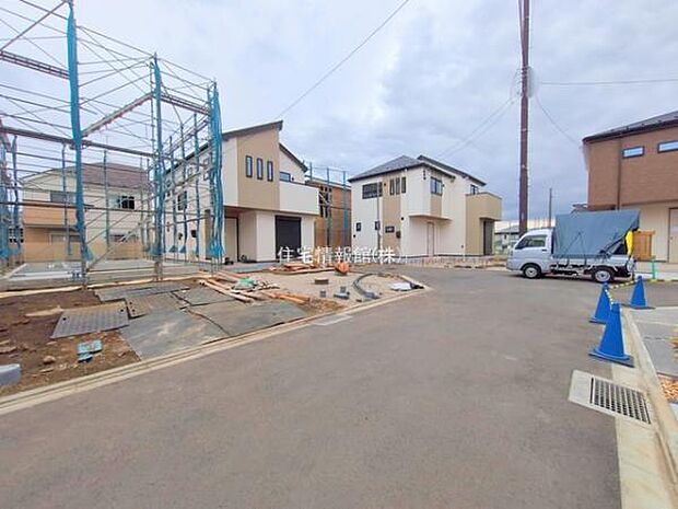 前面道路を含めた現地写真です。