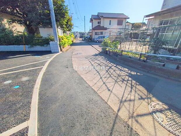 前面道路を含めた現地写真です。