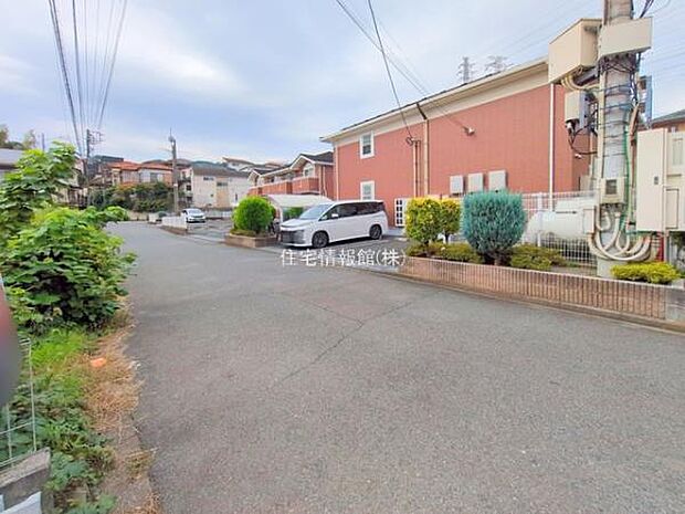 前面道路を含めた現地写真です。