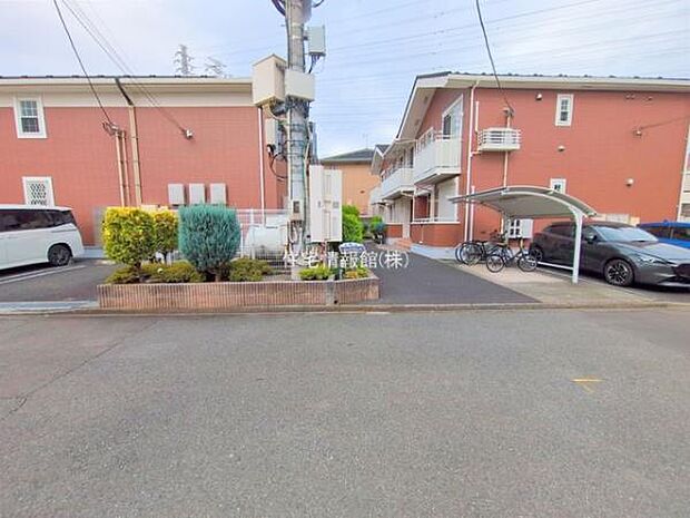 前面道路を含めた現地写真です。