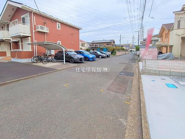 前面道路を含めた現地写真です。