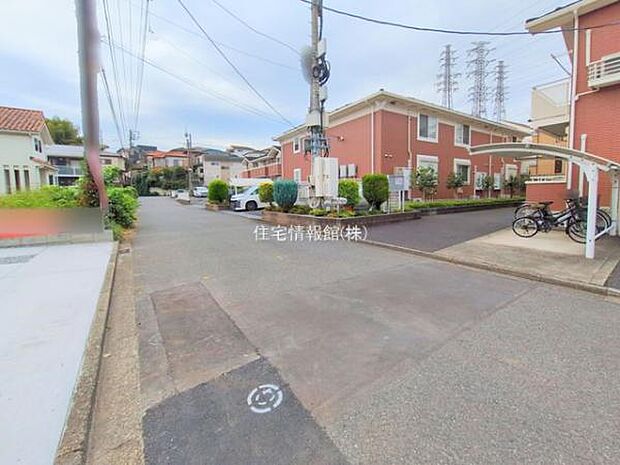 前面道路を含めた現地写真です。