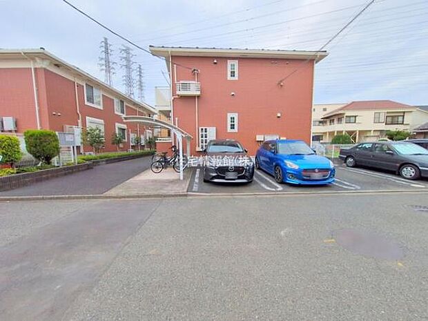 前面道路を含めた現地写真です。