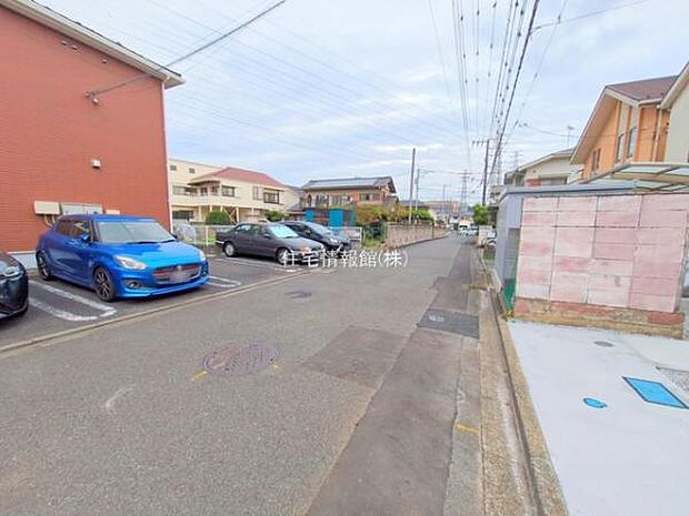 前面道路を含めた現地写真です。