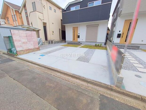 前面道路を含めた現地写真です。