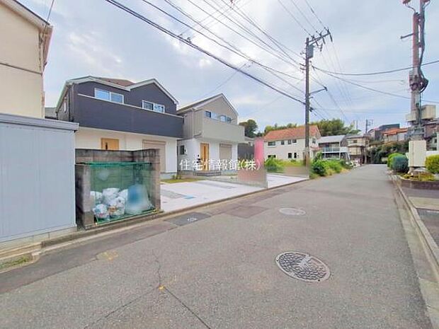 前面道路を含めた現地写真です。