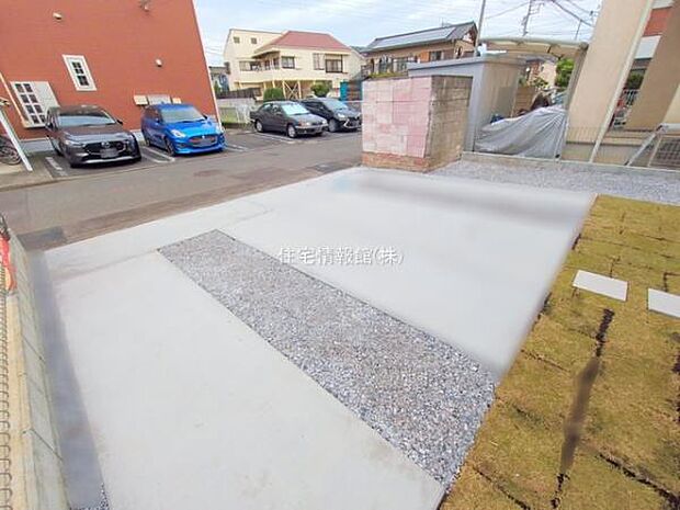 前面道路を含めた現地写真です。